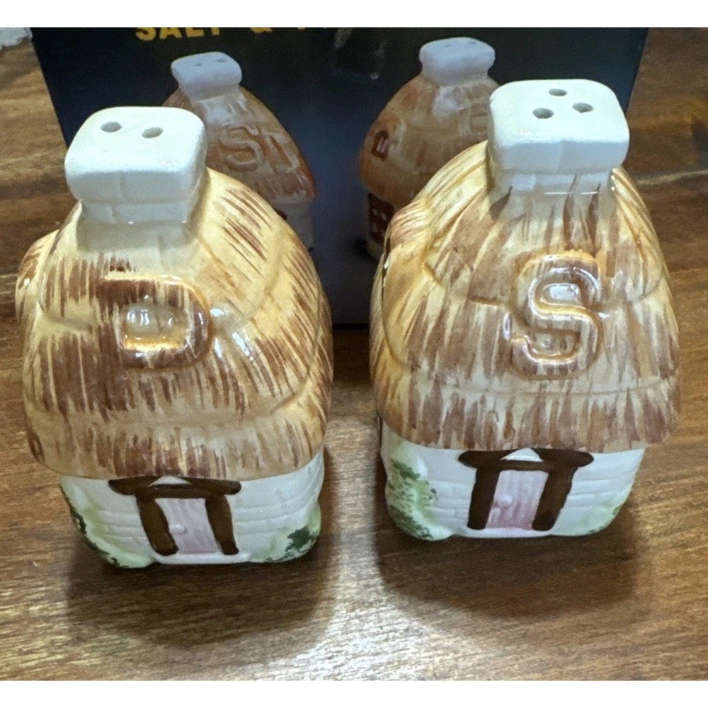 Vintage Cottages Straw Brick Salt & Pepper Shaker Set Made In Taiwan